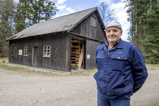 Frontfigur for Rebild Savværkslaug Per Nielsen foran træladen, der danner rammen for Rebild Savværksmuseum. Foto Lars Pauli <i>Foto: Lars Pauli</i>