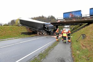 Lastbil kørt ud over motorvejsbro - vejen under måtte spærres