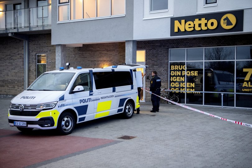 Politiet har afspærret området omkring Netto. Foto: Lars Pauli. <i>Foto: Lars Pauli</i>