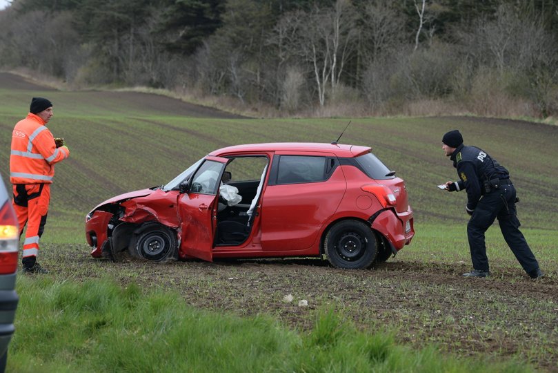 Den ene bil endte ude på en mark. Foto: Bo Lehm <i>Bo Lehm</i>