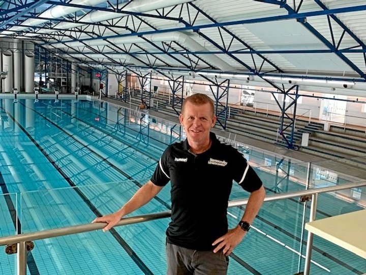 Lars Dam Møller og de ansatte hos Nørresundby Idrætscenter arbejder på højtryk for at være klar til torsdagens genåbning. Arkivfoto