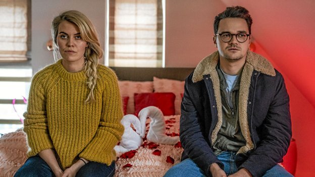 Jakob (Ruben Søltoft) og hans romance med Maria (Anna Stokholm), der viser sig at være hans halvsøster, er i udgangspunktet sjov. Men den bliver presset for langt ud. Foto: Per Arnesen/TV 2 <i>Per Arnesen/TV 2</i>