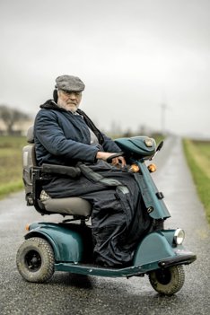 Hausgaard er skide sjov på sin elscooter. Foto: Per Arnesen/TV 2 <i>Per Arnesen/TV 2</i>