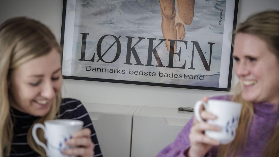 Det typiske spørgsmål er: "Hvordan er Løkken om vinteren kontra om sommeren?". Der er nogle der tænker, de ville blive helt sindssyge, siger Kristine, th. Foto: Martin Damgård <i>Martin Damgård</i>