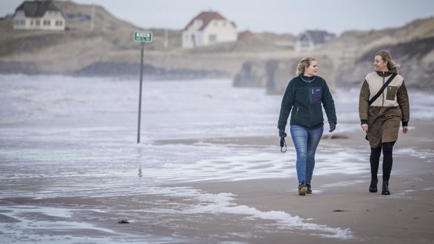 Veninderne Karoline Mortensen, th, og Kristine Bronton Bernhard-Petersen, tv, er begge vokset op i Løkken. Siden har de boet andre steder i en årrække, men er nu vendt tilbage til Løkken. Foto: Martin Damgård <i>Martin Damgård</i>