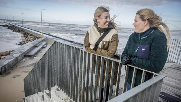 Løkken har de senere år gennemgået en udvikling. Der er skabt et surfmiljø i byen, som flere flytter til for at være en del af. Vandet bliver nu brugt hele året rundt, og unge er tilbage i byen - bare ikke for at feste, men for at dyrke vandet, naturen og det rå. Foto: Martin Damgård <i>Martin Damgård</i>