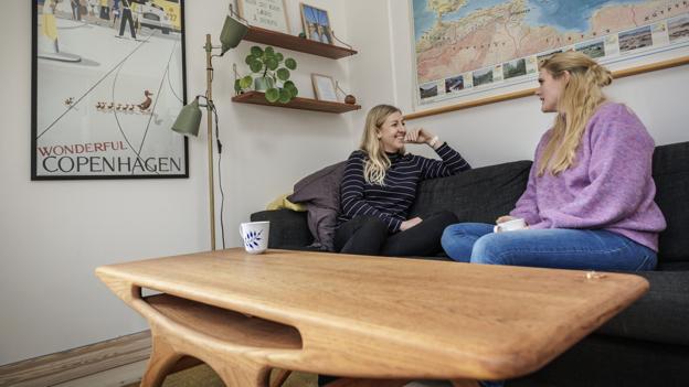 Med en blanding af at være eventyrlysten og en følelse af, at man ikke er kommet videre, hvis ikke man flytter fra sin barndomsby, har begge piger prøvet at bo ude i en årrække. Det har været vigtigt for deres udvikling og forståelse for verden. Men ude godt, hjemme bedst. Foto: Martin Damgård <i>Martin Damgård</i>