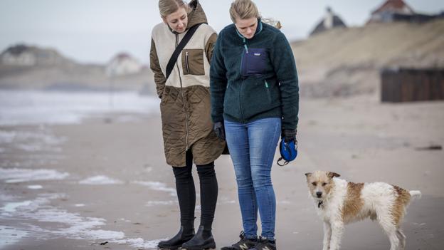 Karoline, tv, Kristine, th, og lille Carlo på en af deres vanlige ture på stranden. Foto: Martin Damgård <i>Martin Damgård</i>