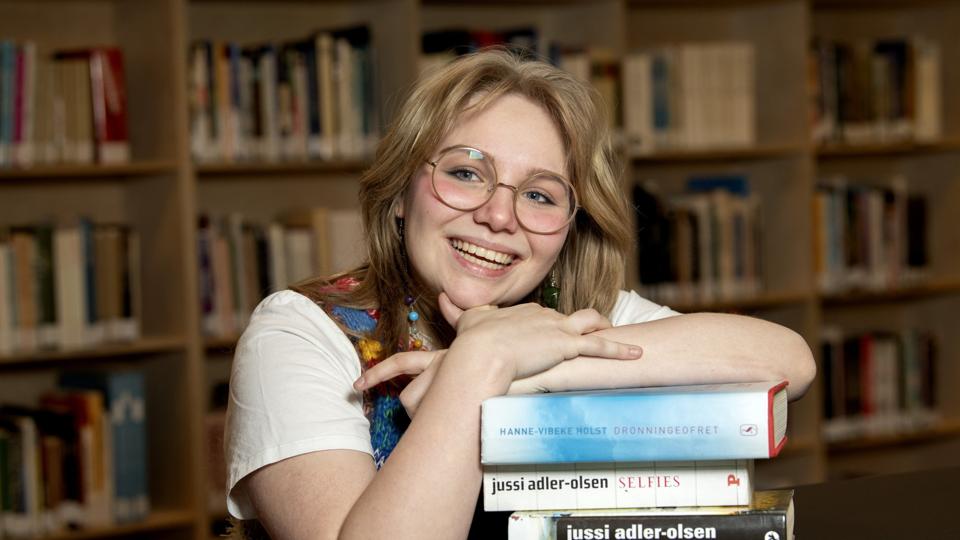 Eva Wille Bach har deltaget i Brønderslev Forfatterskole hver sommer siden hun var 13 år - og har lige fået et ordentligt skulderklap af Statens Kunstfond.Foto: Henrik Louis