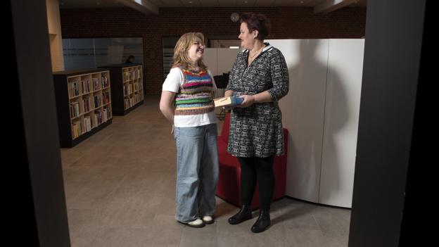 Det var lederen af Brønderslev Forfatterskole, Louise Eltved Krogsgaard (t.h.), der indstillede Eva Wille Bach til legatet - i øvrigt sammen med Rona Frank Munch, som bor i København, og også er fast deltager på skolen og blev tildelt legatet. <i>Foto:Henrik Simonsen</i>