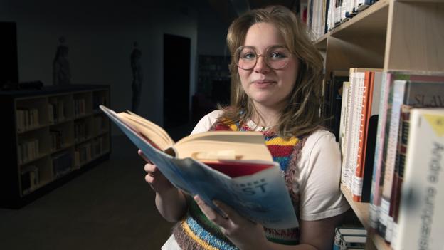 Eva Wille Bach drømmer om at blive fuldtidsforfatter ... men vil også gerne være læge, astrofysiker eller noget helt fjerde. Foreløbig har forfatterdrømmen fået en god vitaminindsprøjtning fra Statens Kunstfond. <i>Foto:Henrik Simonsen</i>