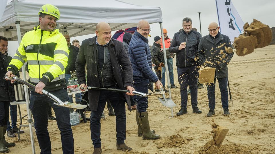 Første spadestik blev taget i silende regn. Fra venstre Richardt Thomsen og Jens Buus, Actulux, og Rebilds borgmester, Jesper Greth. Foto: Martin Damgård