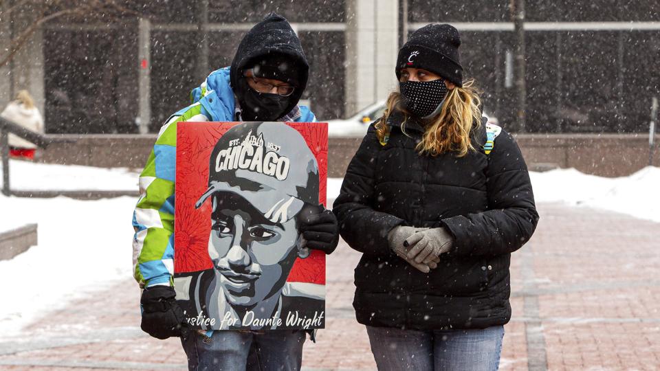 Demonstranter holder et billede af afdøde Daunte Wright uden for retssalen, hvor en tidligere betjent er idømt to års fængsel for at have skudt ham. <i>Nicole Neri/Ritzau Scanpix</i>
