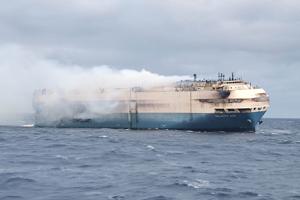 Skibsbrand med tyske luksusbiler er vanskelig at slukke