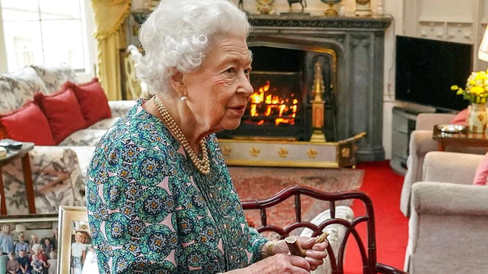 Dronning Elizabeth er testet positiv for covid-19. Den 95-årige britiske monark har milde forkølelsessymptomer. Hun vil i de kommende uger udføre lettere opgaver på Windsor, oplyser Buckingham Palace. <i>Pool/Reuters</i>