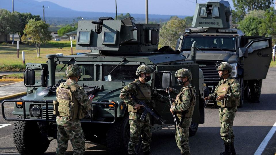 Colombianske soldater på patrulje i Arauca nær Venezuelas grænse. Kampen er optrappet en række steder i landet mod oprørsgrupper og narkotikakarteller. <i>Raul Arboleda/Ritzau Scanpix</i>