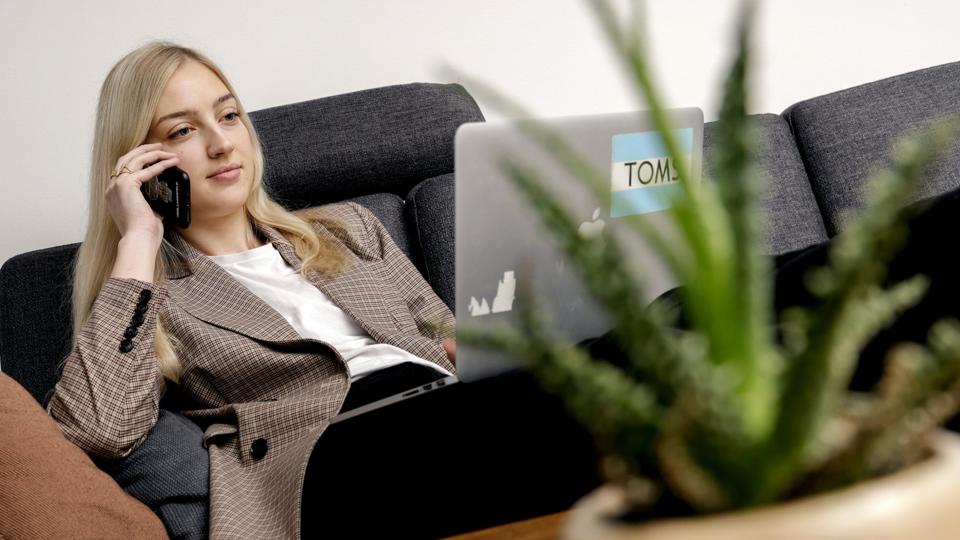 Med sin bærbare computer kan Ida Hummeluhr drive sit enmands rejsebureau IH-Rejser alle mulige steder, blandt andet hjemme i forældrenes sofa i Suldrup.