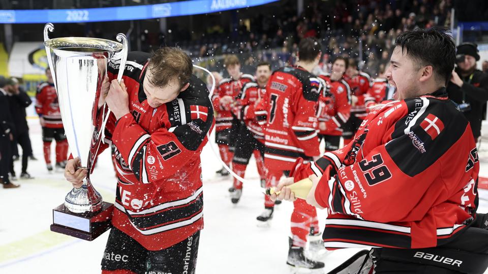 George Sørensen var hurtig ved havelågen, da champagnen blev frigivet. Foto: Claus Søndberg <i>Foto: Claus Søndberg</i>