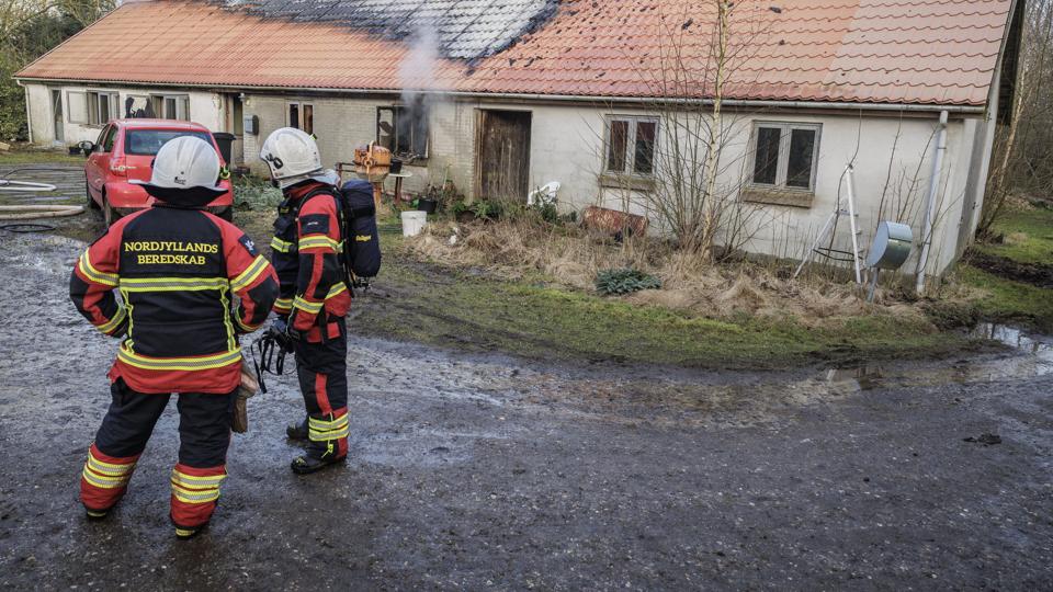 Ilden stod ovenud af taget på huset, der tog en del skade. Foto: Martin Damgård <i>Martin Damgård</i>
