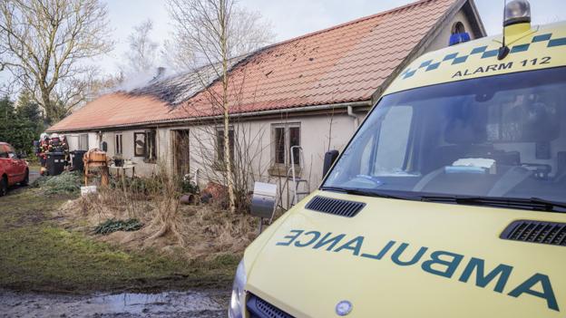 Fredag morgen udbrød der brand i en ejendom på Aggersundvej ved Fjerritslev. Beboeren blev vækket af sin røgalarm og efterfølgende tjekket for røgforgiftning af ambulanceredderne. Foto: Martin Damgård <i>Martin Damgård</i>