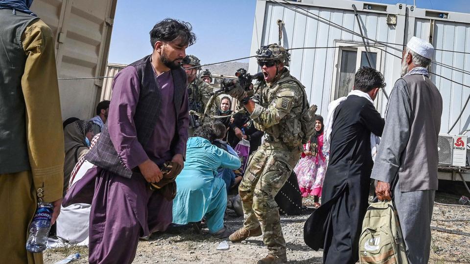Evakueringen af afghanere fra lufthavnen i Kabul i august sidste år medførte kaotiske scener, da mange forsøgte at slippe ud af det krigshærgede land. Personerne på fotoet er ikke involveret i straffesagen i Danmark. (Arkivfoto) <i>Wakil Kohsar/Ritzau Scanpix</i>