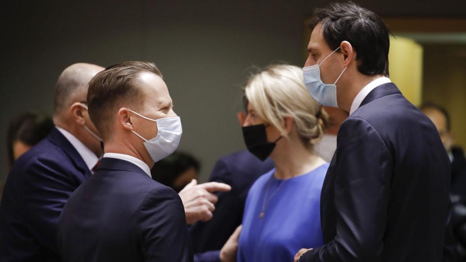 Udenrigsminister Jeppe Kofod (S) har mandag været til møde i Bruxelles med de andre udenrigsministre i EU-landene. Han ses her i samtale med Hollands udenrigsminister, Wopke Hoekstra, forud for mødet. <i>Olivier Hoslet/Ritzau Scanpix</i>