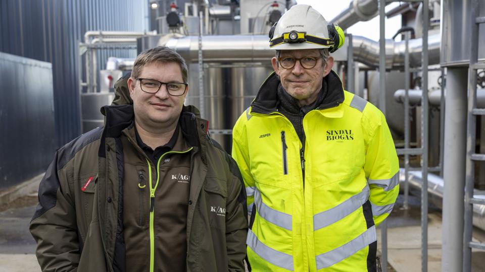 Morten Glenthøj (tv.) står for driften af Sindal Biogas A/S. Ved siden af ham står selskabets nye direktør, Jesper Horne (th.). Foto: Kim Dahl Hansen <i>Foto: Kim Dahl Hansen</i>