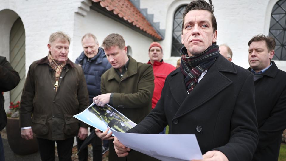 Indenrigsminister Kaare Dybvad (th) spejder udover det vesthimmerlandske landskab. Mod syd vil Vesthimmerlands Kommune opføre seks kæmpevindmøller, som Viborg Stift har gjort indsigelse mod. Foto: Claus Søndberg <i>Foto: Claus Søndberg</i>