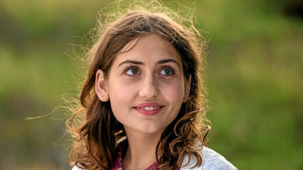 Unge Sarah lægger en anmassende Weyse på is og går i stedet med fiskersønnen ud i sommernatten. Foto: Mike Kollöffel/TV 2 <i>Mike Kollöffel/TV 2</i>