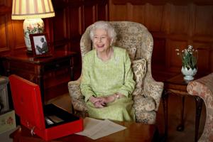 95-årige dronning Elizabeth har stadig milde coronasymptomer