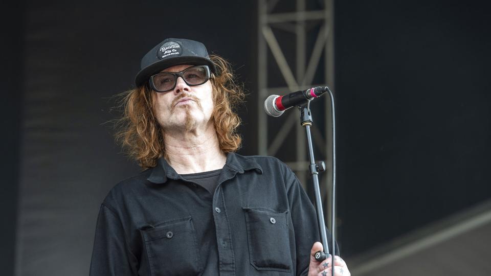 Mark Lanegan, som særligt var kendt som forsanger i Screaming Tress, for samarbejder med blandt andet Queens of the Stone Age og som nær ven af Kurt Cobain, er død. Her er han fotograferet ved en koncert i 2019. <i>Amy Harris/Ritzau Scanpix</i>