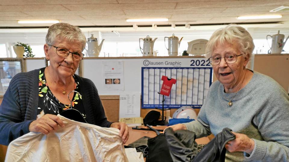 Hvis man har lidt timer til overs er man velkommen som frivillig hos Røde Kors i Brønderslev. Her er Kirsten Christensen (t.v.) og Grethe Nielsen i gang med at sortere tøj, som skal sælges til velgørende formål.Privatfoto
