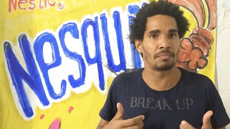 Den systemkritiske cubanske kunstner Luis Manuel Otero Alcantara blev anholdt af myndighederne 11. juli sidste år - samme dag som tusindvis af cubanere gik på gaden i protest mod regeringen. (Arkivfoto) <i>-/Ritzau Scanpix</i>