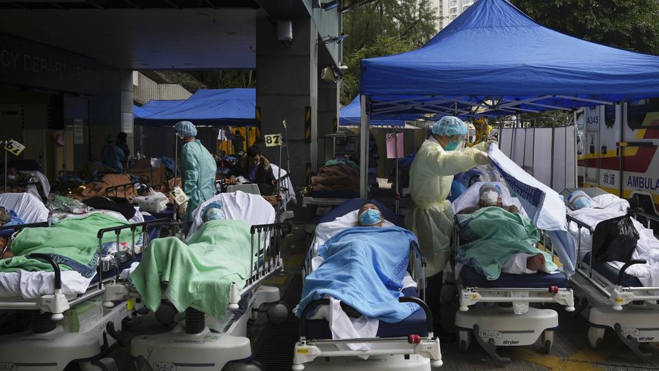 Meget tyder på, at den gældende strategi i kampen mod covid-19 i Hongkong er uhensigtsmæssig og skaber en unødvendig overbelastning af sundhedssektoren. Her ses ældre patienter i hospitalssenge ude foran et hospitals skadestue. <i>Kin Cheung/Ritzau Scanpix</i>