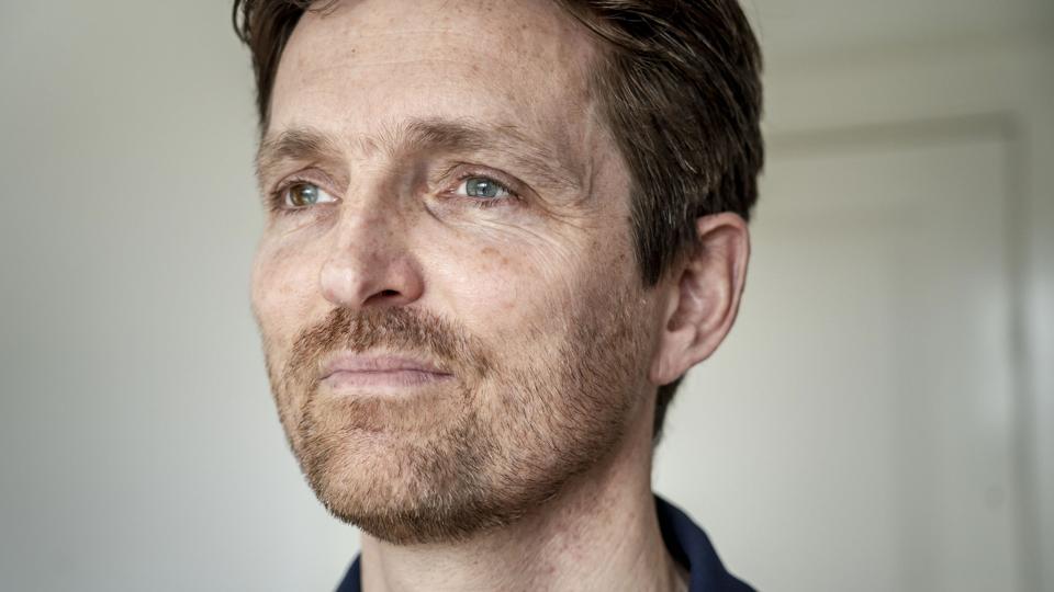 Ole Krogh Petersen, administrerende direktør for Danica, fotograferet på sin søns værelse, hvor han har haft hjemmekontor under corona-krisen. <i>Asger Ladefoged/Ritzau Scanpix</i>