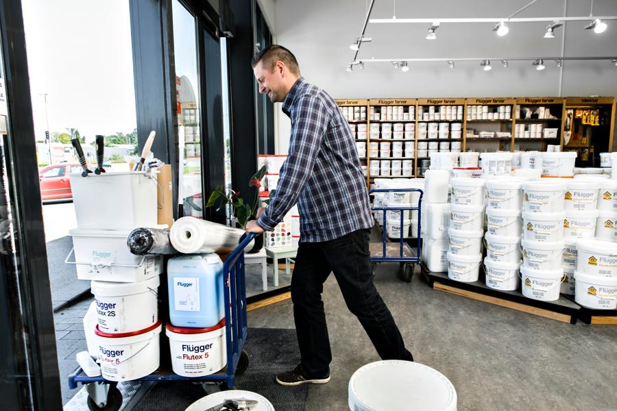 Flügger Group landede i regnskabsåret 2023/24 en omsætning på 2,2 mia. kr. og et driftsresultat på 68 mio. kr. Flügger Group landede i regnskabsåret 2023/24 en omsætning på 2,2 mia. kr. og et driftsresultat på 68 mio. kr.