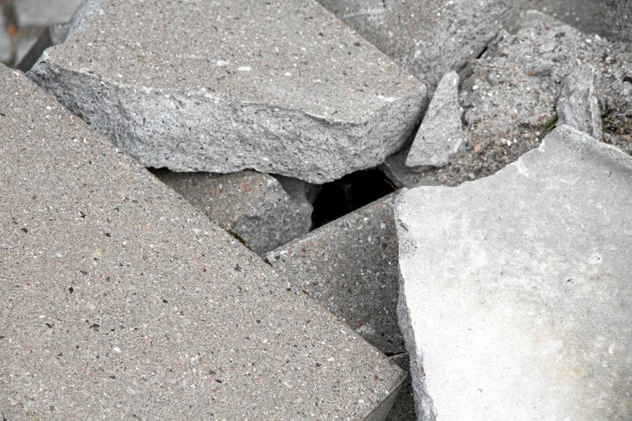 Det er muligt at genbruge og genanvende affaldsmaterialer fra nedrevne bygninger til nye formål i forsøget på at reducere miljøpåvirkningen fra bygninger. Dette kan for eksempel gøres ved at nedknuse gammelt beton og anvende det som tilslag i ny beton. (Foto: Simon Lei Fredslund) Det er muligt at genbruge og genanvende affaldsmaterialer fra nedrevne bygninger til nye formål i forsøget på at reducere miljøpåvirkningen fra bygninger. Dette kan for eksempel gøres ved at nedknuse gammelt beton og anvende det som tilslag i ny beton. (Foto: Simon Lei Fredslund)