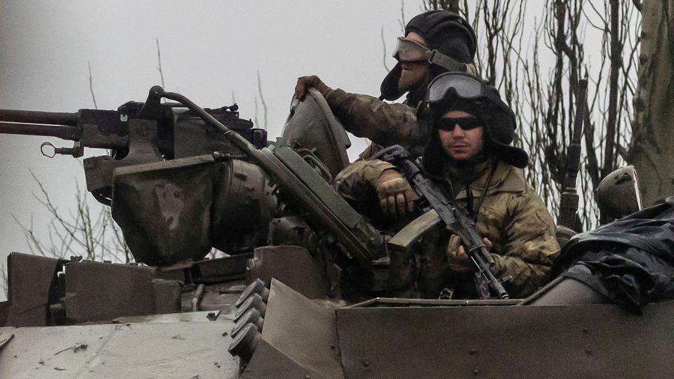Claus Mathiesen spår ikke det ukrainske militær store chancer for at holde det russiske militær ude af Ukraine. På billedet ses en ukrainsk tank på vej ind i den østukrainske by Marjupol. <i>Carlos Barria/Reuters</i>