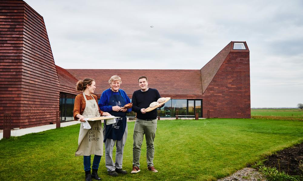 Fra venstre: Christiane Lindrup Pedersen, Jørn Ussing Larsen og Johannes Haandsbæk Vestergaard ved madkulturhuset Kornets Hus, som er opført på en kornmark ved bager- og kornvirksomheden Aurion, godt syv kilometer syd for Hjørring. Fra venstre: Christiane Lindrup Pedersen, Jørn Ussing Larsen og Johannes Haandsbæk Vestergaard ved madkulturhuset Kornets Hus, som er opført på en kornmark ved bager- og kornvirksomheden Aurion, godt syv kilometer syd for Hjørring.