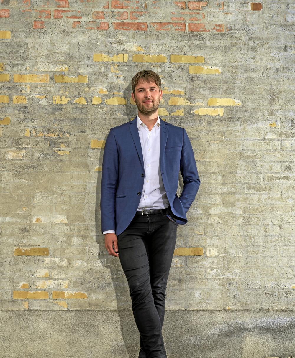 Niels Jul Jakobsen har tidligere været adm. direktør for Adserballe & Knudsen. Niels Jul Jakobsen har tidligere været adm. direktør for Adserballe & Knudsen.