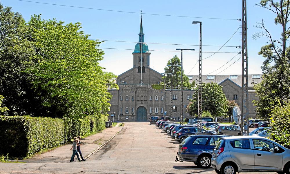 Den berømte Egon Olsen-port ved indgangen til Vridsløselilles Statsfængsels gamle fængselsgrund. Den berømte Egon Olsen-port ved indgangen til Vridsløselilles Statsfængsels gamle fængselsgrund.