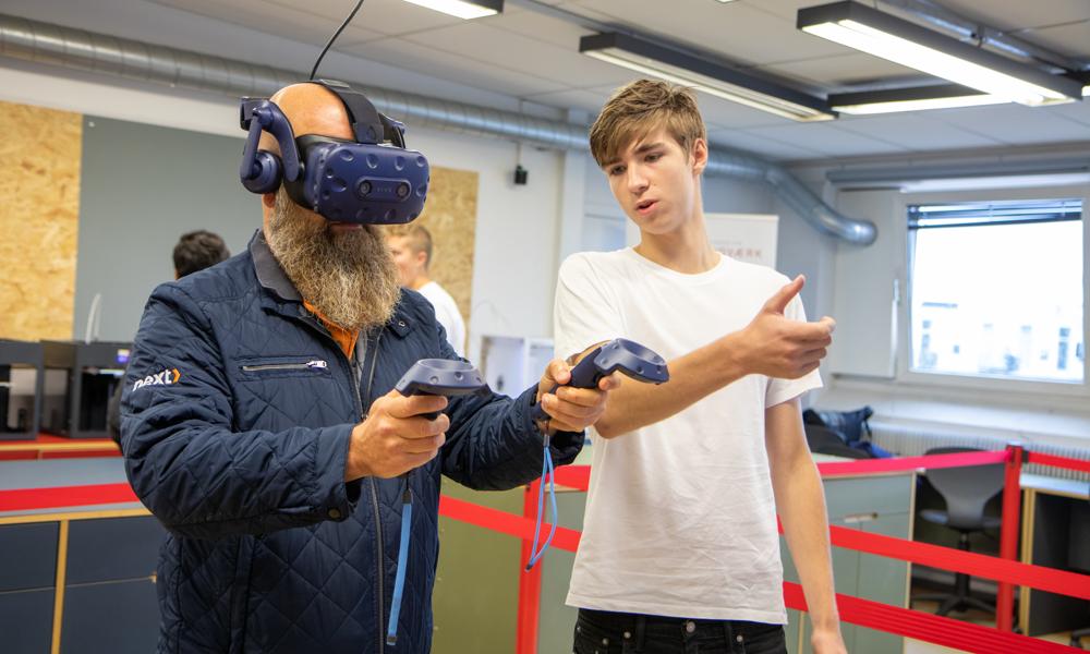 Erhvervsskolerne har hårdt brug for investeringer i udvikling af uddannelserne. Her er det elev Simon Alexander Arnby (tv) som viser Virtual Reality (VR) til Ole Heinager, direktør for Next Uddannelse og formand for DEG Erhvervsskolerne har hårdt brug for investeringer i udvikling af uddannelserne. Her er det elev Simon Alexander Arnby (tv) som viser Virtual Reality (VR) til Ole Heinager, direktør for Next Uddannelse og formand for DEG