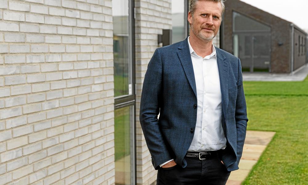 - Dette er en strategisk vigtig milepæl for os i vores ambition om at være den foretrukne samarbejdspartner indenfor attraktive rækkehus- og lejlighedsprojekter i hele landet, siger Martin Ravn-Nielsen, adm. direktør hos Huscompagniet, om den bornholmske aftale. - Dette er en strategisk vigtig milepæl for os i vores ambition om at være den foretrukne samarbejdspartner indenfor attraktive rækkehus- og lejlighedsprojekter i hele landet, siger Martin Ravn-Nielsen, adm. direktør hos Huscompagniet, om den bornholmske aftale.