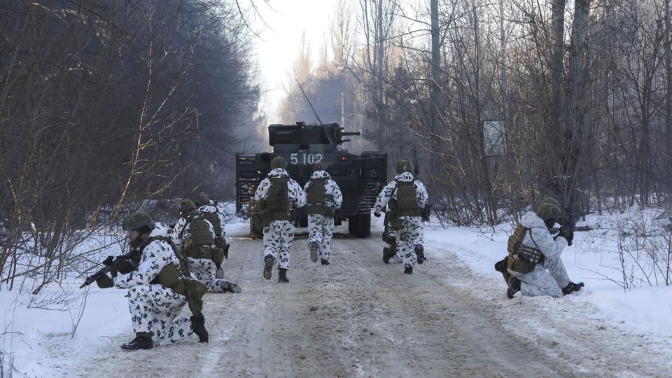 Ukrainske soldater holdt for to uger siden øvelse ved byen Pripjat, der ligger nær Tjernobyl. Torsdag er der kampe i området. <i>Mykola Tymchenko/Ritzau Scanpix</i>