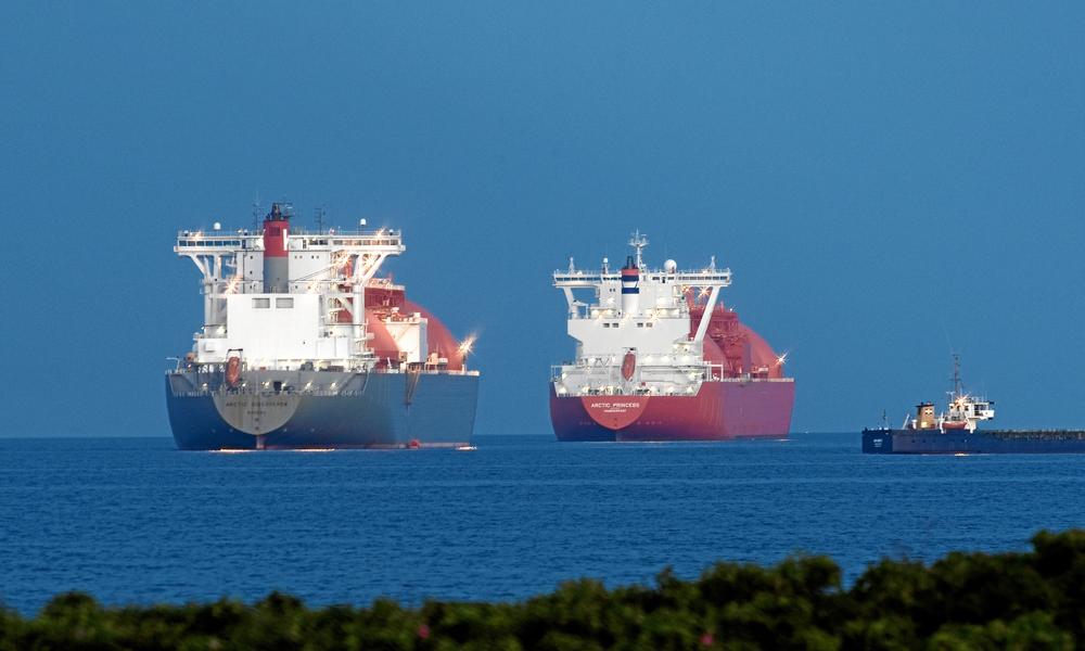 To store gastankere ligger for svaj ud for havnen i Skagen i juli 2009. Mange store fragtskibe omlaster deres gods liggende til søs og sparer på den måde både lods og havnepenge.