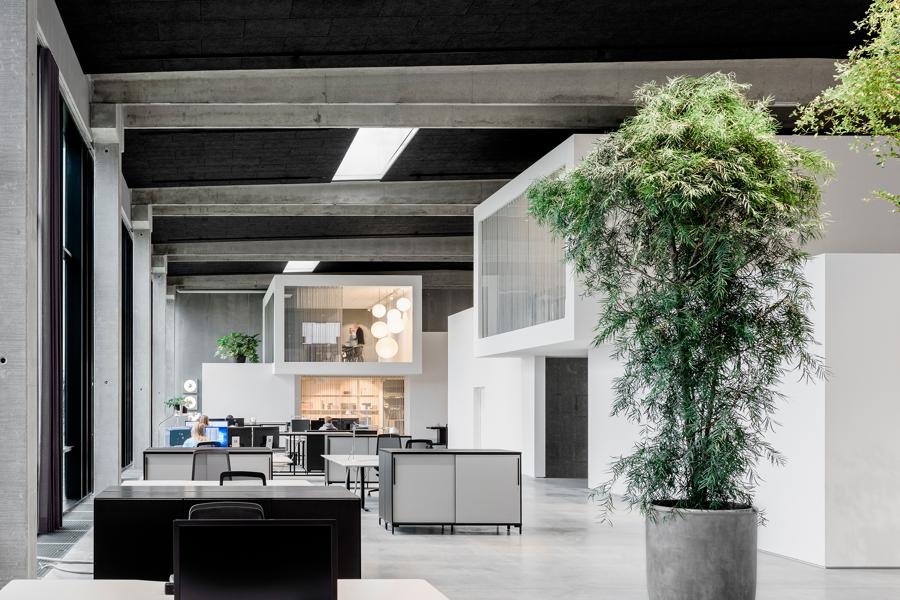 Ambiente har bygget sit eget kontor, som vandt en pris for årets kontorbyggeri. Det var startskuddet til, at virksomheden begyndte at udføre entrepriseopgaver. Ambiente har bygget sit eget kontor, som vandt en pris for årets kontorbyggeri. Det var startskuddet til, at virksomheden begyndte at udføre entrepriseopgaver.