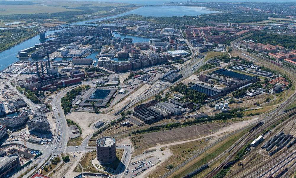 Mellem Vesterbro, Kgs. Enghave, Enghave Brygge og Teglholmen centralt i København ligger Jernbanebyen, hvor Statsbanerne i 1901 etablerede en ny godsbanegård og et stort jernbaneværksted. Sidenhen kom der også et remiseværksted til på den enorme grund. Mellem Vesterbro, Kgs. Enghave, Enghave Brygge og Teglholmen centralt i København ligger Jernbanebyen, hvor Statsbanerne i 1901 etablerede en ny godsbanegård og et stort jernbaneværksted. Sidenhen kom der også et remiseværksted til på den enorme grund.