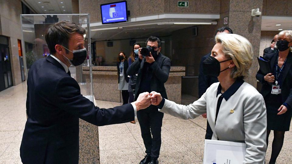 EU vil indføre "smertefulde" sanktioner mod Rusland, som vil få alvorlige konsekvenser for landets økonomi. Det fastslog Frankrigs præsident, Emmanuel Macron, og EU-Kommissionens formand, Ursula von der Leyen, efter afslutningen på EU-topmøde. <i>John Thys/Ritzau Scanpix</i>