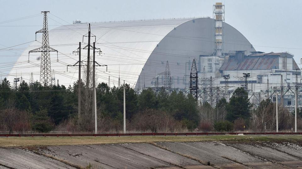 Foto fra april 2021 af den gigantiske beskyttelseskuppel, som dækker den ødelagte fjerde reaktor på det nedlagte Tjernobyl-atomkraftværk. <i>Sergei Supinsky/Ritzau Scanpix</i>