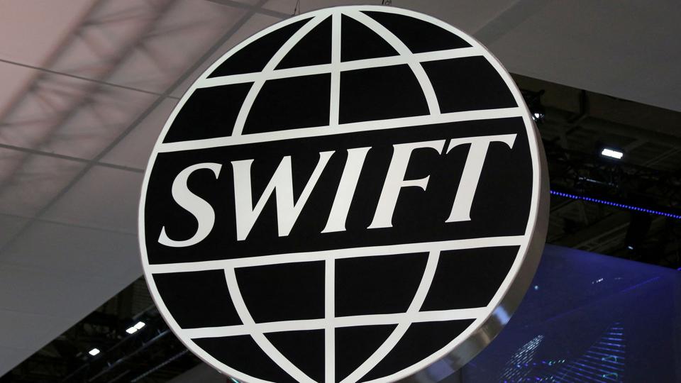Swift-systemet bliver brugt til at lave transaktioner på tværs af lande. Blandt andet af EU-lande, der køber olie og gas af Rusland. (Arkivfoto). <i>Chris Helgren/Reuters</i>